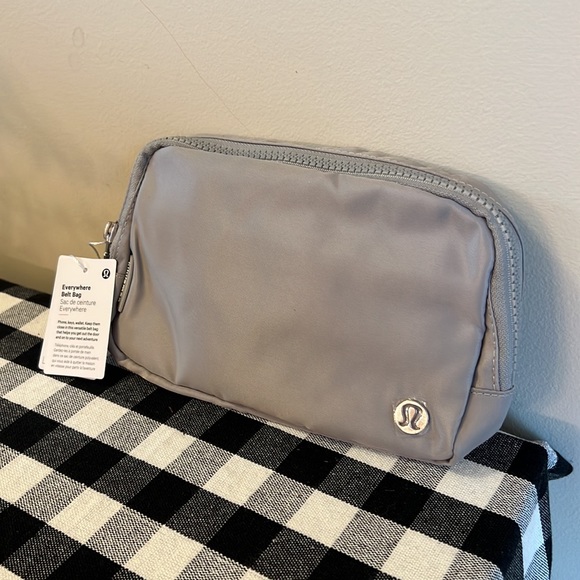 Gray Silver Drop NWT Lululemon Everywhere Belt Bag 1L - Picture 2 of 5